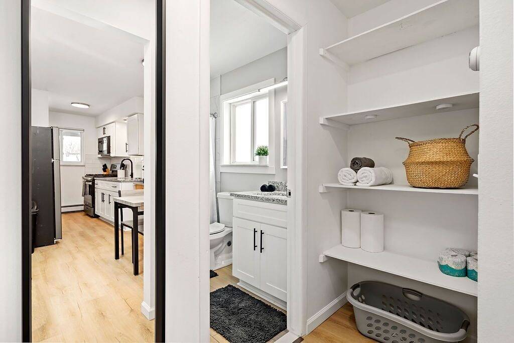 Ganze Wohnung, Bright & Modern Flat | King Bed | Near Downtown in Mount Clemens, Lake St. Clair