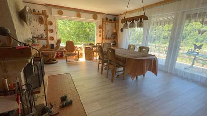 Gîte pour 6 personnes, avec vue ainsi que terrasse et jardin à Doucier
