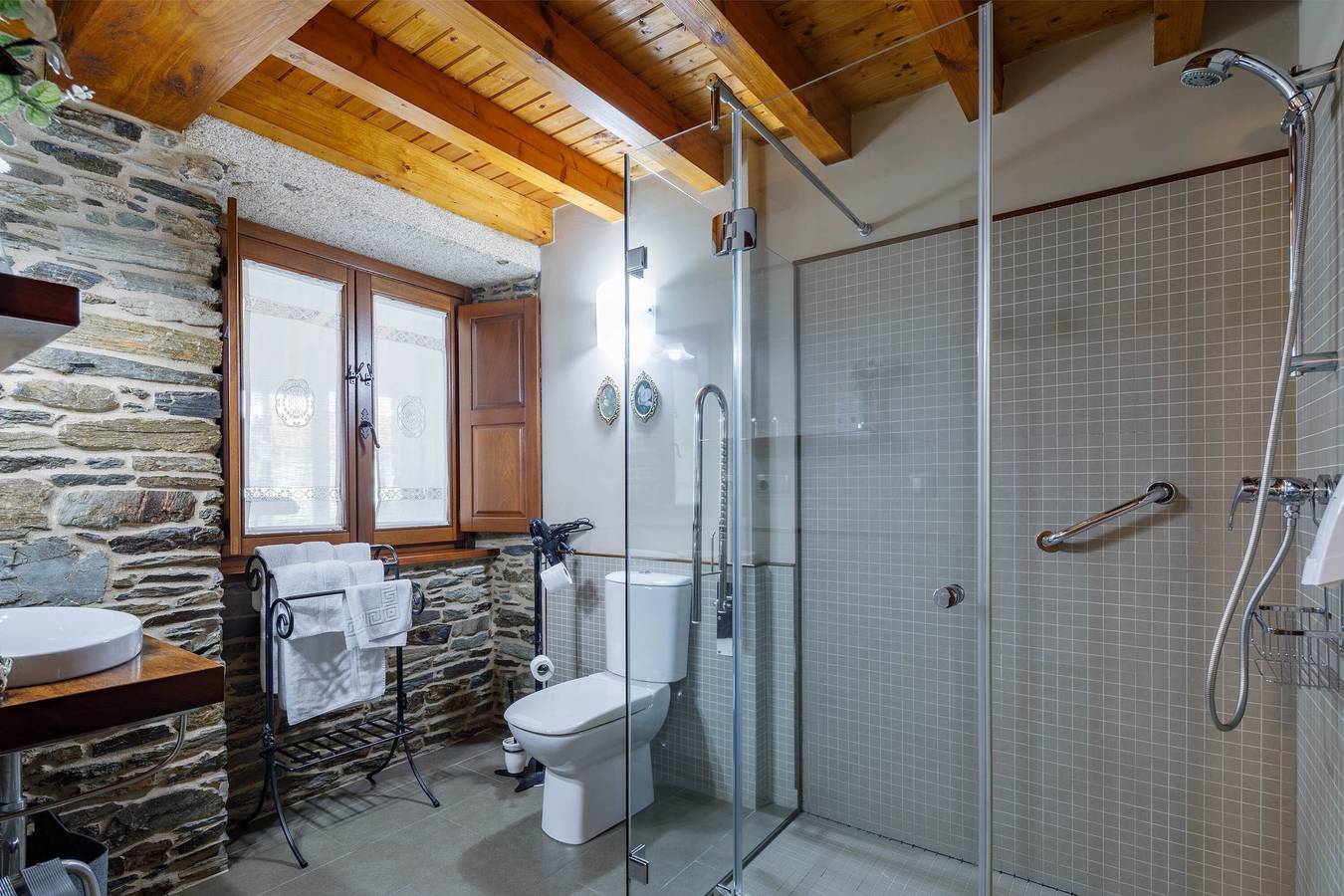 Appartement "Apartamento Adega" binnenkamer, met een raam dat uitkijkt op een binnenveranda, foto 8