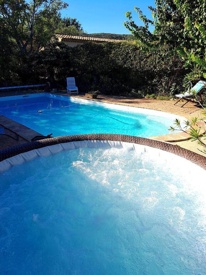 Appartement de vacances pour 4 personnes, avec jacuzzi ainsi que jardin et piscine