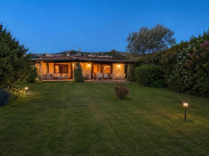Villa per 9 persone, con Terrazza e Giardino nonché Piscina e Panorama a Baja Sardinia