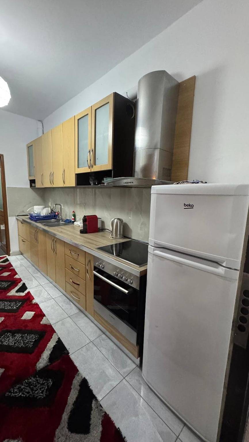 Ganze Wohnung, Gemütliche Eckwohnung mit Balkon und Garten in Tiranë, Albanien