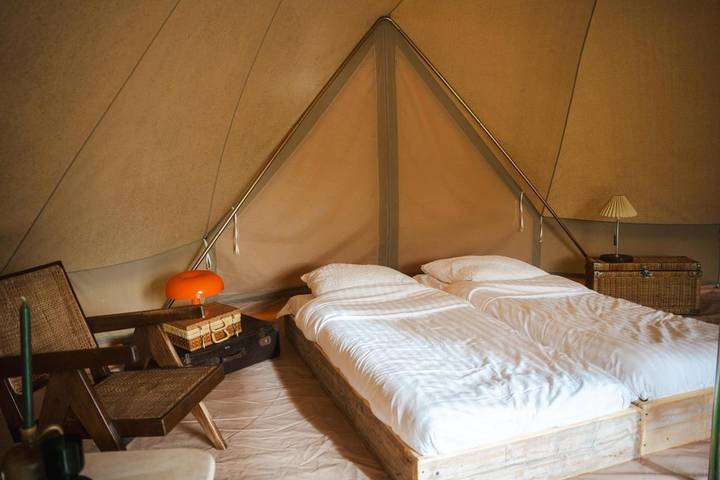 Tente pour 4 personnes, avec piscine et sauna ainsi que jacuzzi et jardin