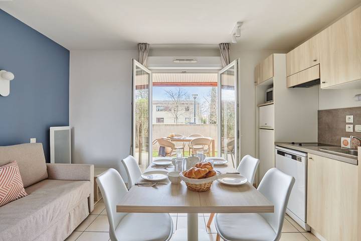 Appartement entier, Appartement de vacances pour 4 personnes avec balcon in Aigues-Mortes, Côte d'Améthyste