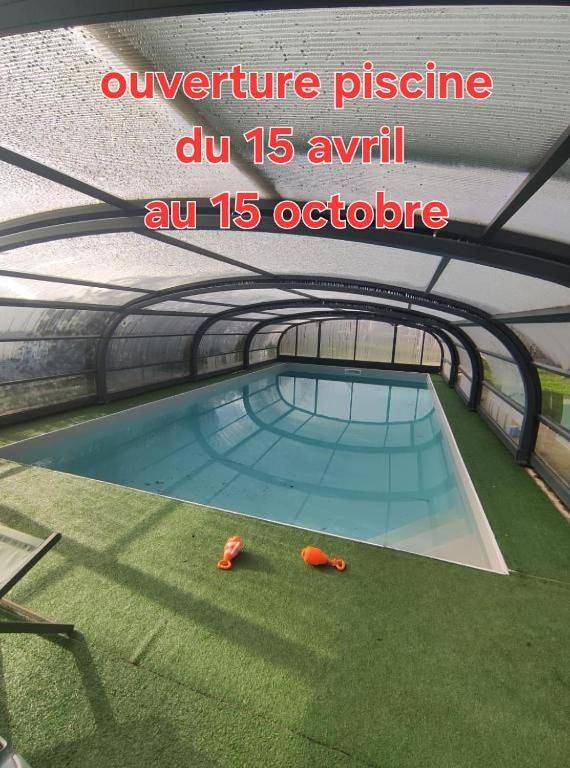 Maison de campagne pour 2 personnes, avec piscine et terrasse ainsi que vue et jardin, animaux acceptés dans Saint-Ouen-de-Mimbré