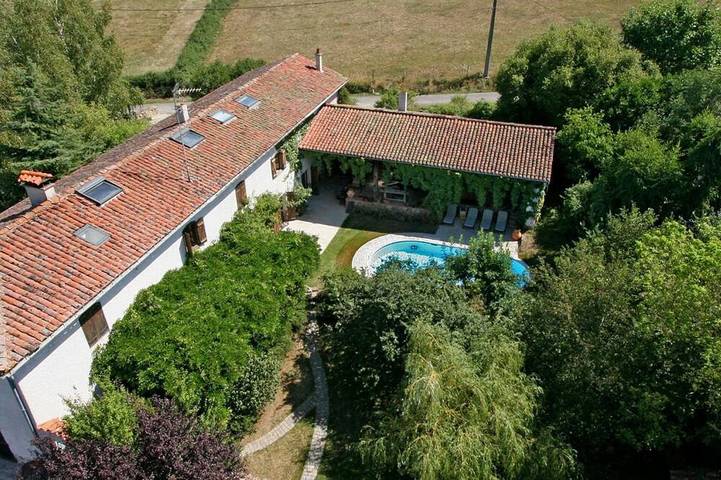 Gîte pour 13 personnes, avec jardin et sauna, animaux acceptés à Essertines-en-Donzy