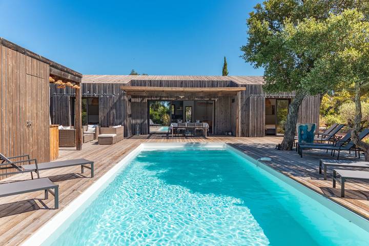 Villa pour 8 personnes, avec terrasse ainsi que jardin et piscine, adapté aux familles