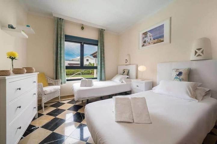 *Luxury Villa* | Heated Pool, Sea & Mountain Views - High Speed WIFI. in Montaña Roja, Yaiza