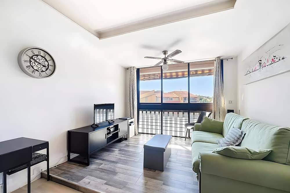Appartement entier, Appartement « Le Balcon Des Arènes » : Vue Montagne, Piscine Commune et Wi-Fi in Fréjus, Côte méditerranéenne (France)