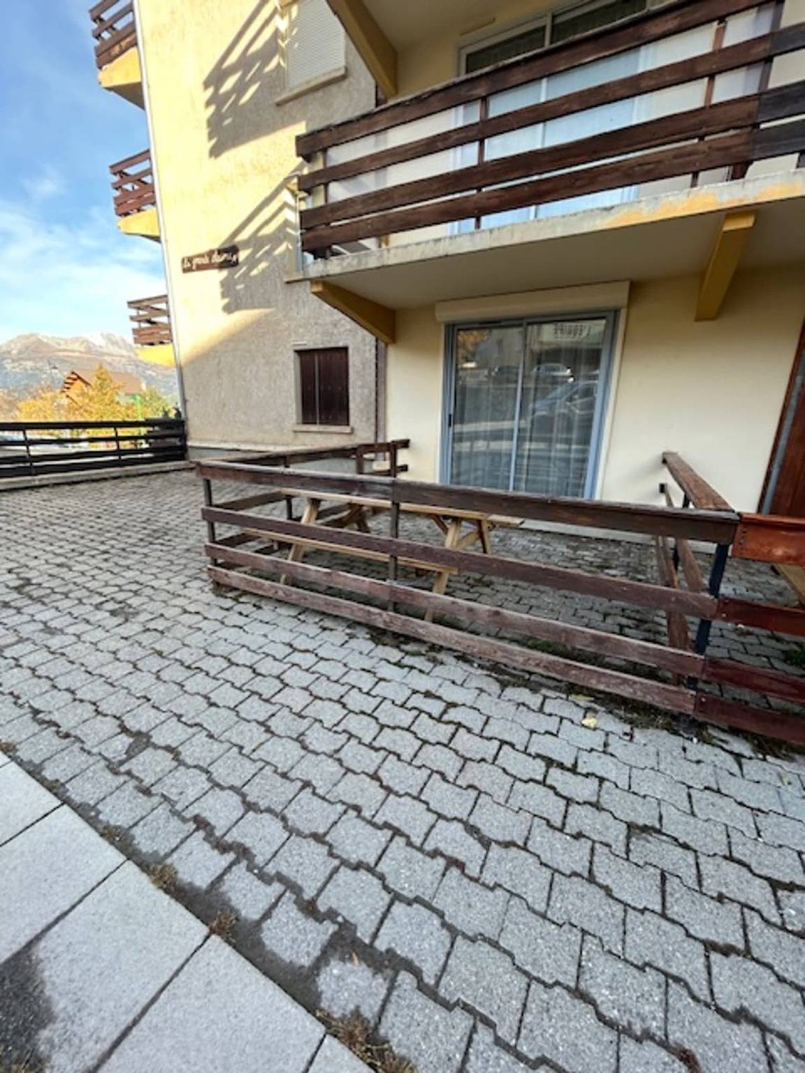 Ganzes Studio, South-facing terrace studio in resort center in Le Sauze, Enchastrayes