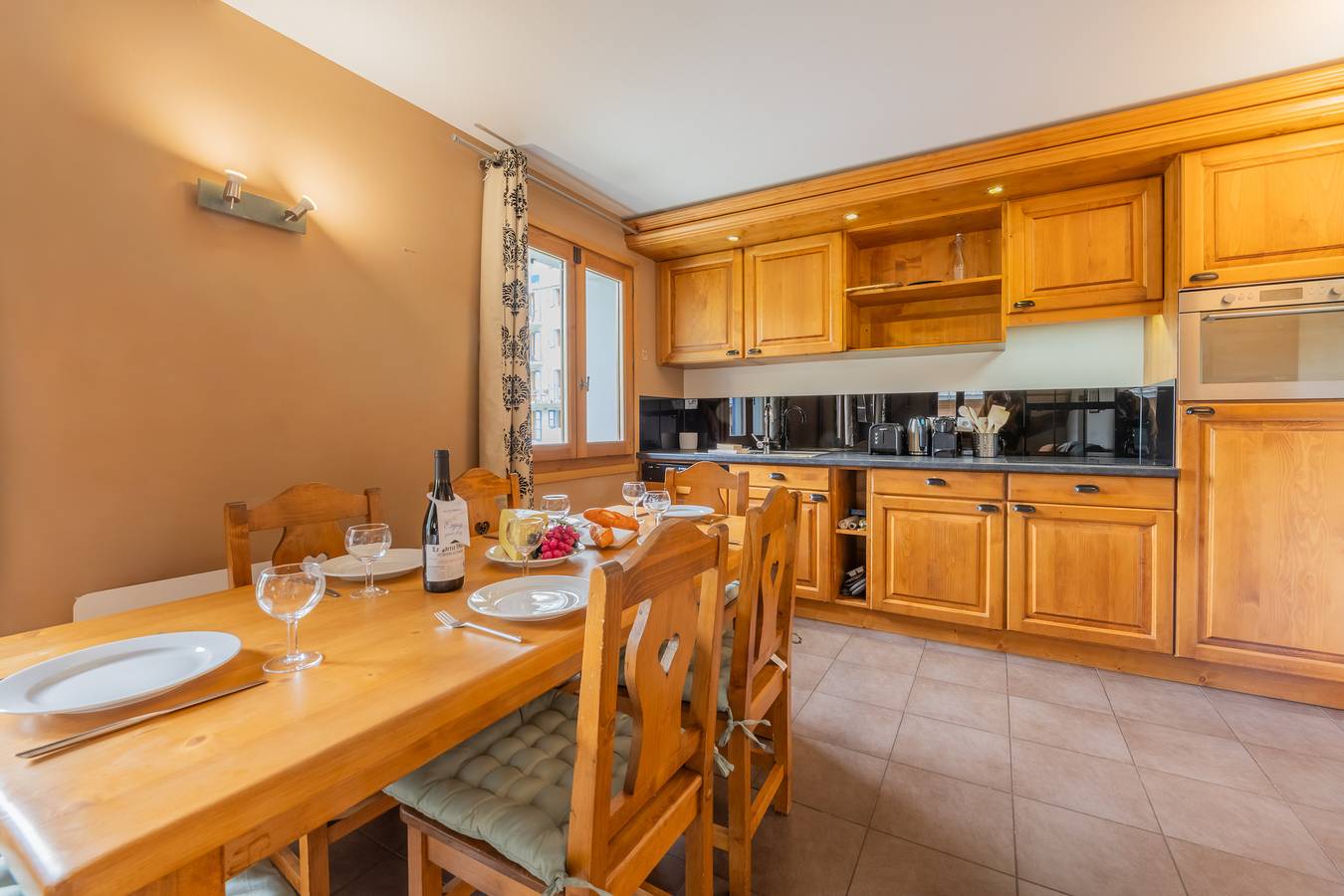 Entire apartment, Mountain View Apartment with Pool, Balcony, and Central Vallorcine Access in Vallorcine, Bonneville region
