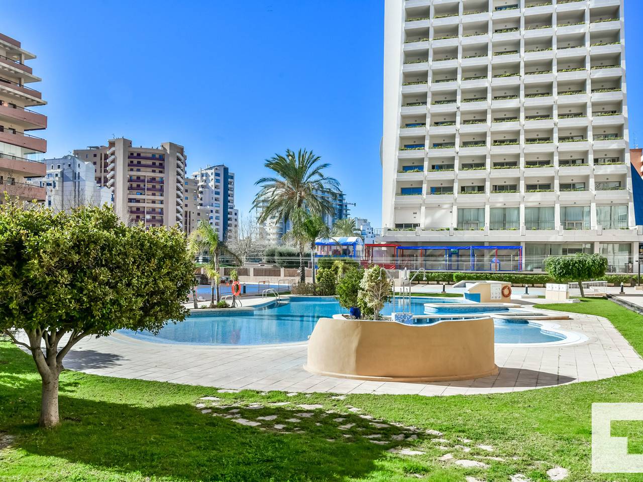 Entire apartment, Spacious 2-bedroom apartment 30m from the beach with pool and terrace in Calpe in Playa la Fossa, Calpe