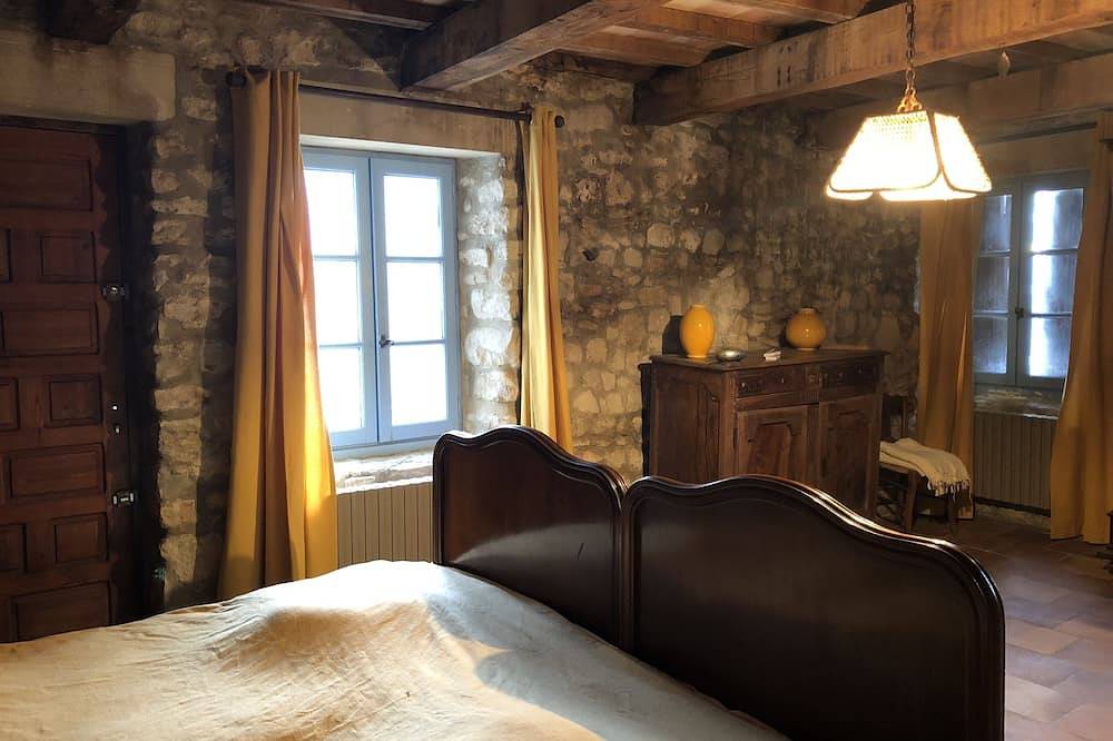 \"La Demeure\" Mas au cœur du village de Crestet (Vaucluse)  avec piscine privée. in Crestet, Parc naturel régional du Mont-Ventoux