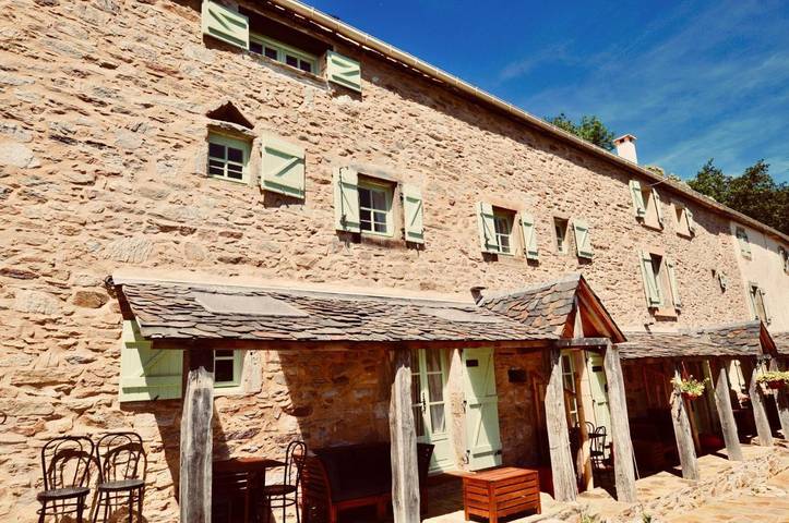 Gîte pour 4 personnes, avec piscine ainsi que vue et jardin dans Office De Tourisme Des Monts De L Espinouse