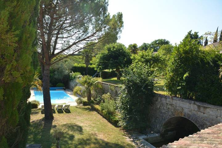 Gîte pour 16 personnes, avec Balcon et Terrasse ainsi que Jardin et Piscine à Blaye