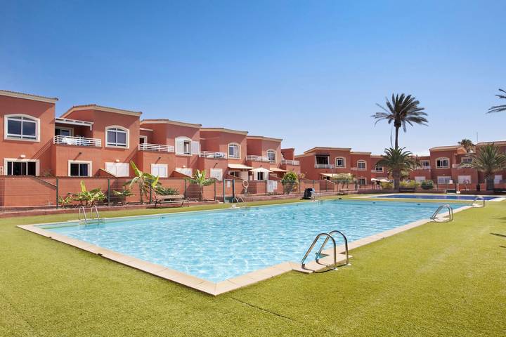 Casa de vacaciones 'Little Dunes' con piscina compartida, terraza y Wi-Fi in Corralejo, La Oliva