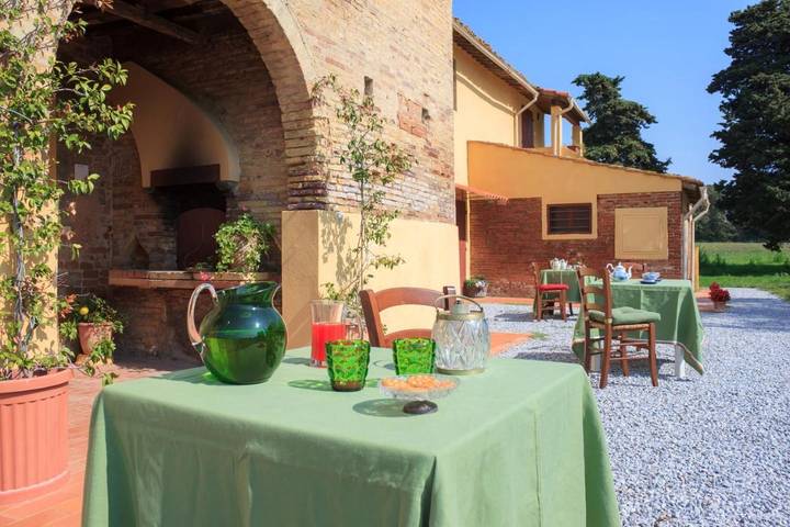 Agriturismo per 3 persone, con giardino e piscina nonché panorama, con animali domestici a Collesalvetti
