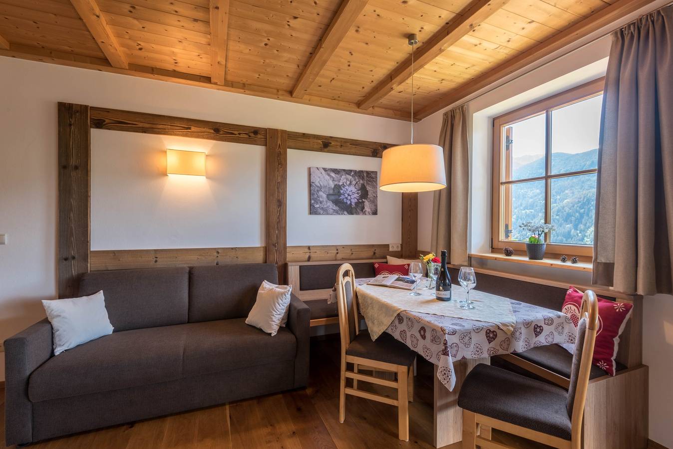 Entire apartment, Family-Friendly Apartment "Alpe Unterkehrhof" with Mountain View, Garden & Terrace in Lajen, Dolomiti Superski