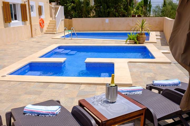 Ferienhaus für 18 Personen, mit Kinderpool und Whirlpool sowie Garten in Portopetro