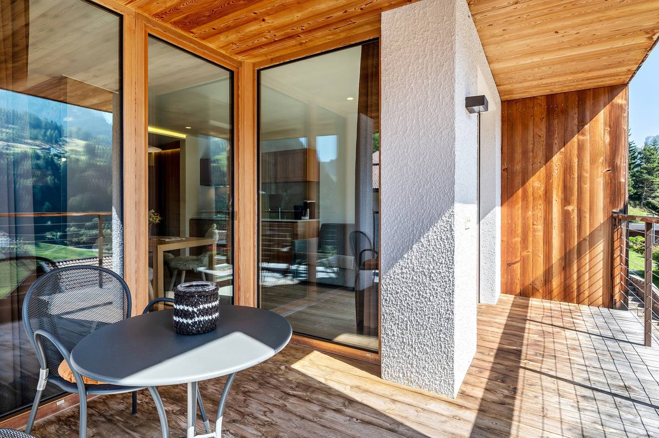 Entire apartment, Vista Dolomites apartment 'Energy' with Mountain View, Private Garden and Wi-Fi in Santa Cristina Gherdëina, Dolomiti Superski