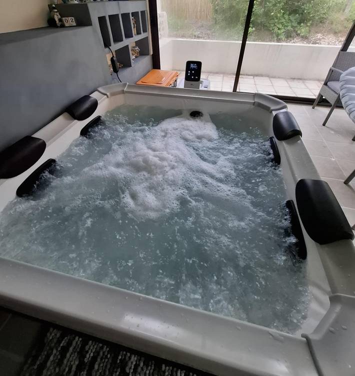 Gîte pour 6 personnes, avec terrasse ainsi que jardin et jacuzzi - 1