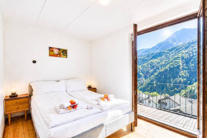 La Canonica Centovalli mit Balkonen und Garten, Camedo, Schweiz in Centovalli, Tessiner Alpen