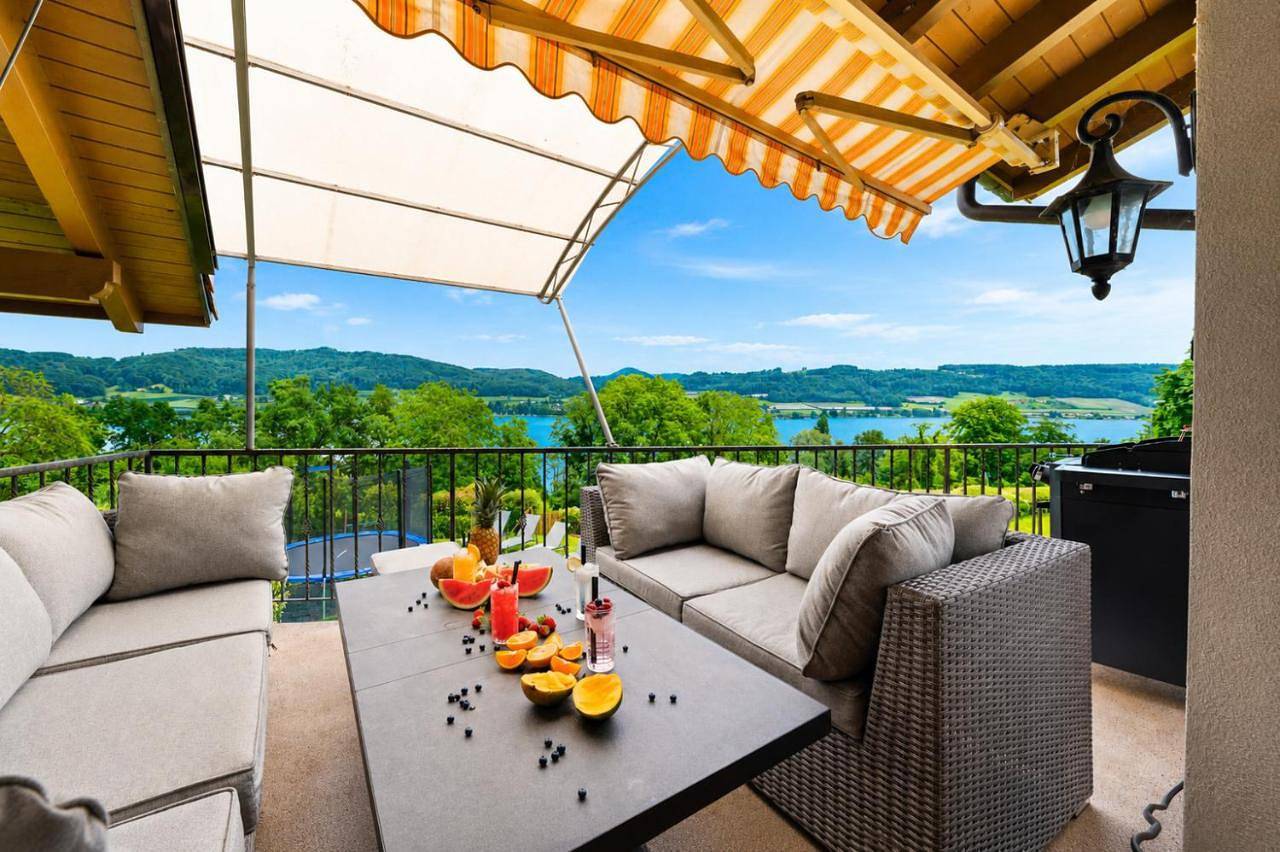 Ganze Wohnung, Seepanorama-Deluxe-Sauna-Massage-Garten-Tranpolin-Tischkicker-Tropical-Bbq-Parken in Öhningen, Untersee