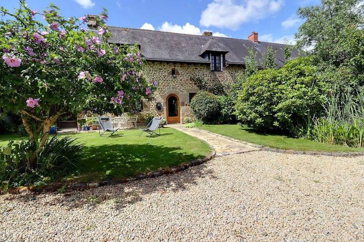 Gîte pour 4 personnes, avec Terrasse ainsi que Jardin et Vue à Sens-de-Bretagne