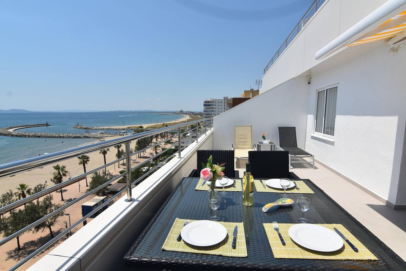 Apartamento entero, ¡Encantador apartamento en alquiler en Roses, Costa Brava! A 0 metros de la playa. Disfruta de la piscina comunitaria y las vistas al mar. in Santa Margarida, Roses