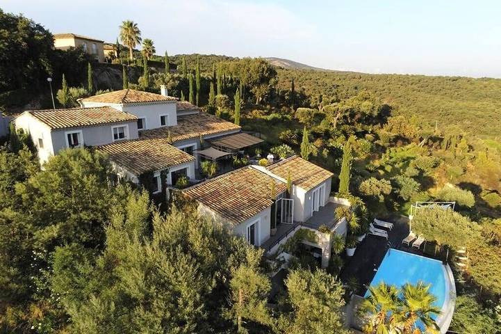 Vacation rental for 12 people, with yard in Grimaud