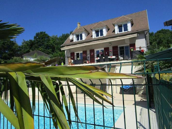 Gîte pour 4 personnes, avec Balcon et Terrasse ainsi que Jardin et Piscine à Villamblard