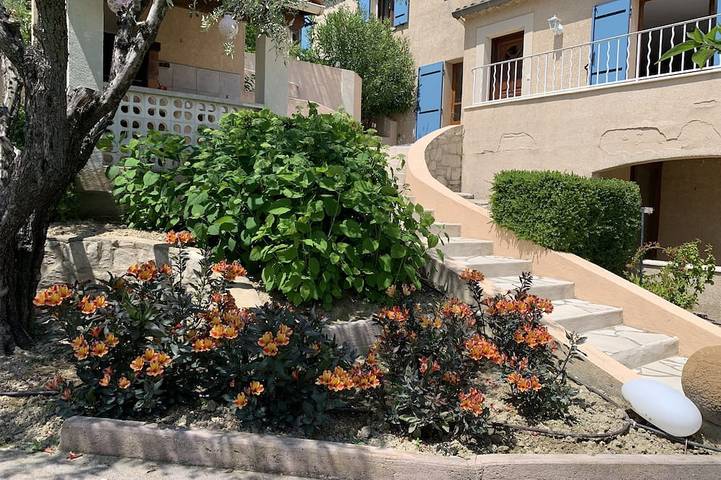 Freistehende Villa mit eigenem Pool in blühendem, baumbestandenem Garten in Vaison-la-Romaine, Parc naturel régional du Mont-Ventoux
