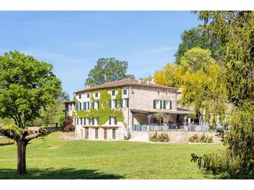 Maison d’hôte pour 14 personnes, avec terrasse ainsi que piscine et jardin à Callian
