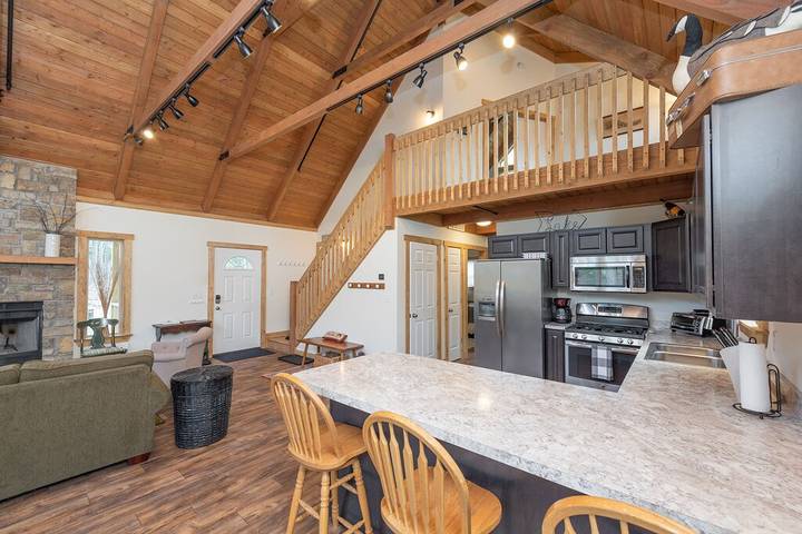 Vacation house for 9 people, with hot tub and balcony in Deep Creek Lake