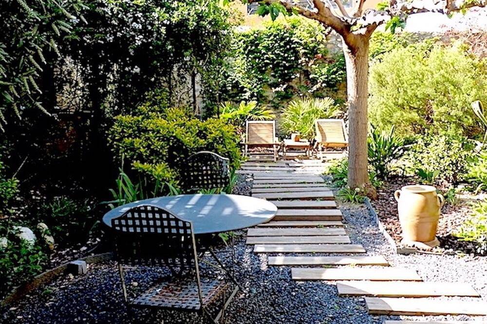 Former wine storehouse opening onto a town garden in the heart of the village. in La Côte Vermeille, Argelès-sur-Mer