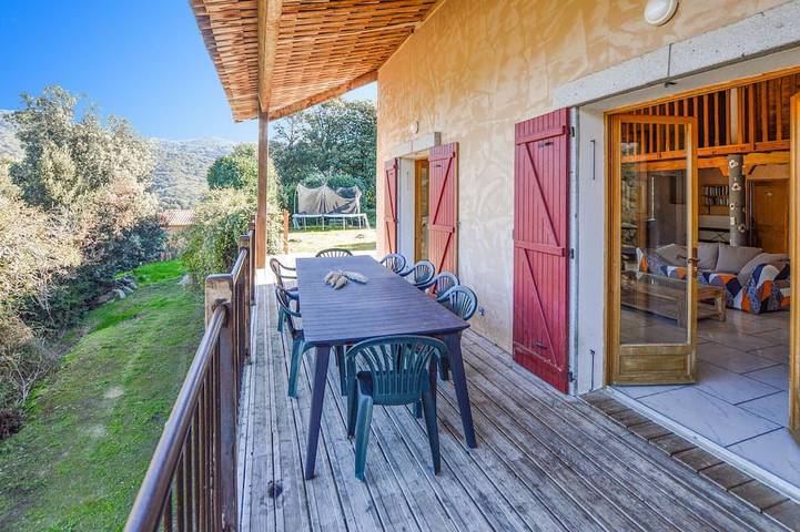 Gîte pour 10 personnes, avec jardin à Azilone-Ampaza