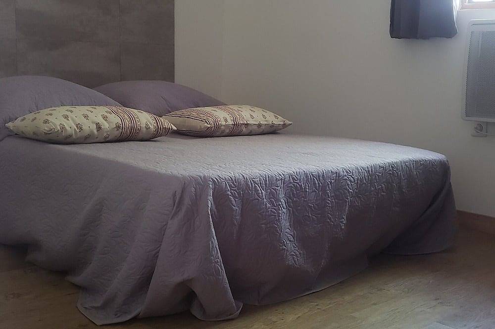 Cottage at the foot of the Luberon + Garden and private swimming pool in Robion, Parque natural regional del Luberon