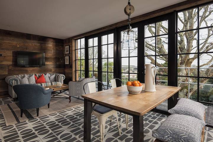 Cottage for 4 people, with hot tub and balcony as well as pool in Falmouth (Cornwall)