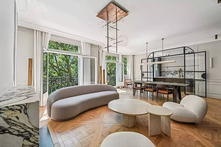 Vacation rental for 8 people around the Eiffel Tower