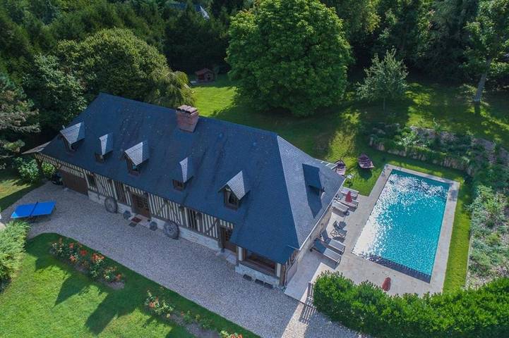 Location de vacances pour 12 personnes, avec Terrasse et Jardin ainsi que Piscine et Vue à Saint-Hymer