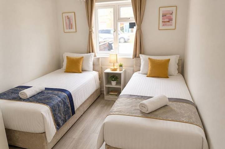 Attractive 2 Bed 2 Bath Bungalow nr Bluewater - Dartford in Dartford, Kent