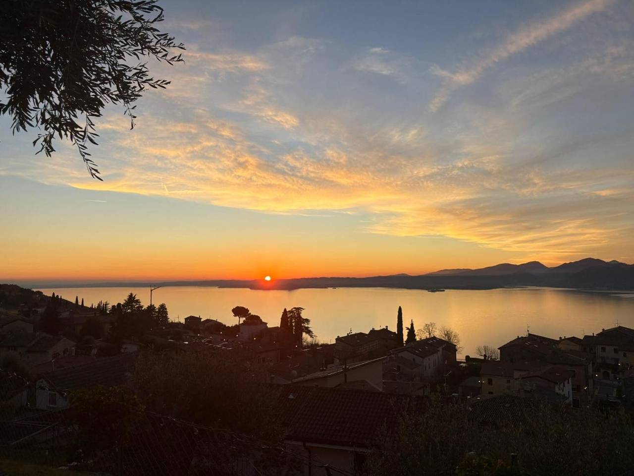 Ganze Wohnung, Apartment 'Jessica' mit Seeblick, Wlan und Klimaanlage in Torri del Benaco, Gardasee-Berge