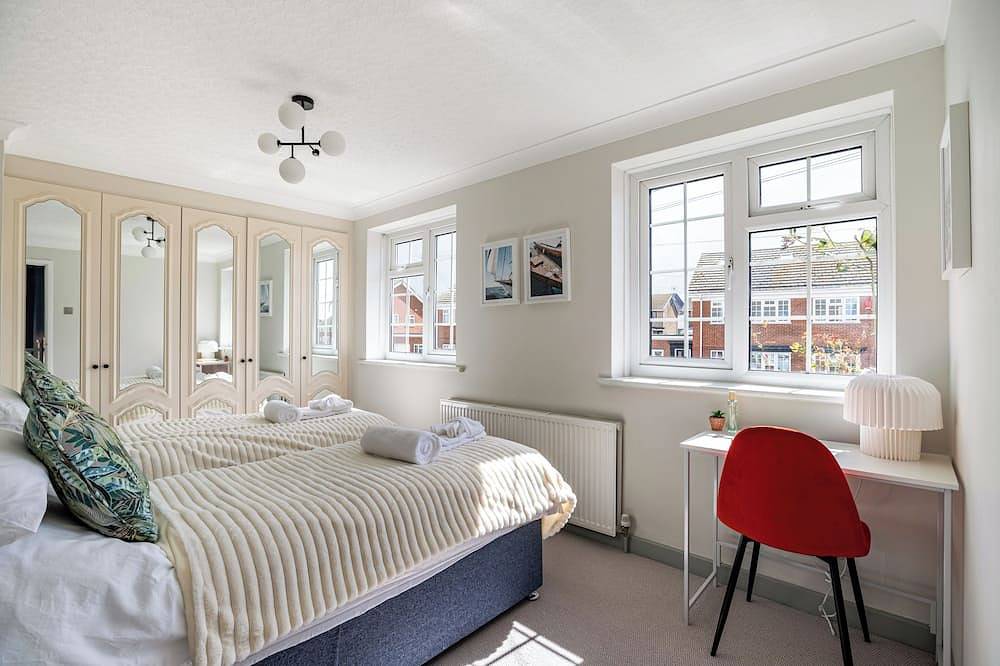 Seafront Retreat: Opulent 4Br Haven for Big Groups in Birchington, Kent