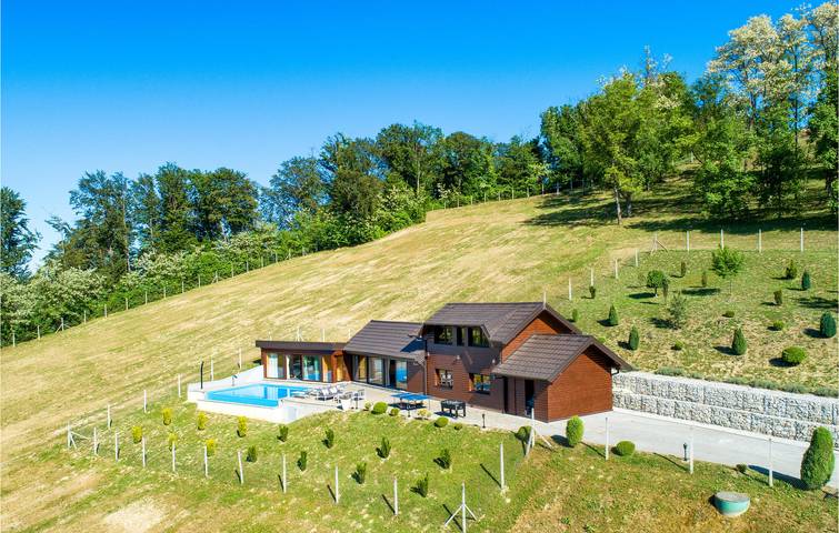 Ferienhaus für 8 Personen, mit Terrasse und Pool sowie Whirlpool und Sauna, mit Haustier