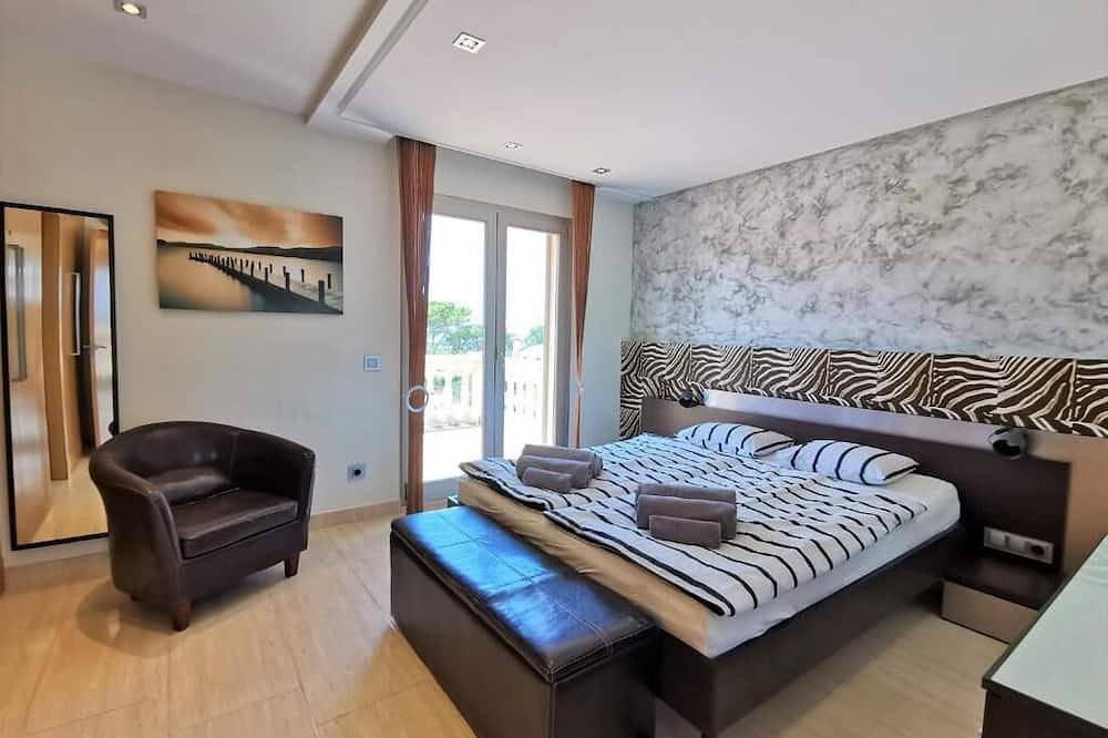 Beautiful house with sea views, heated saltwater pool, Bbq & air conditioning in Badia Gran, Lluchmayor