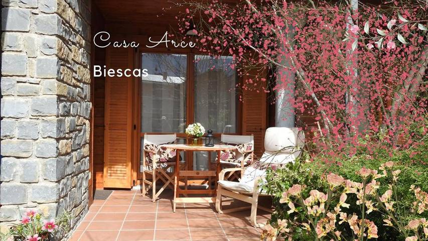 Apartamento para 6 personas, con Balcón y Terraza además de Jardín y Piscina en Biescas