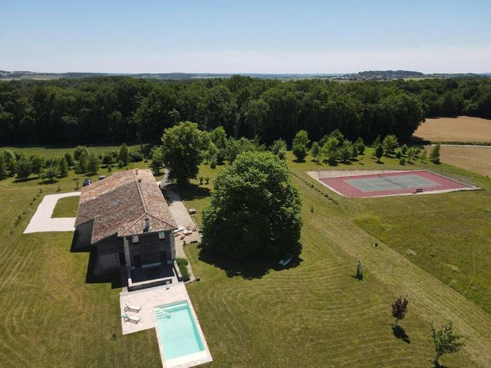 Location de vacances pour 8 personnes, avec Terrasse ainsi que Jardin et Piscine à Magnac-Lavalette-Villars