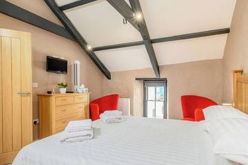 Holiday Home for 2 People in Pembroke, Pembrokeshire, Photo 2