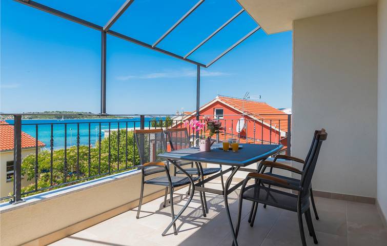Ganze Ferienwohnung, Coastal Escape: Apartment mit Meerblick, WLAN, Parkplatz und Terrasse in Srima, Šibenik-Knin