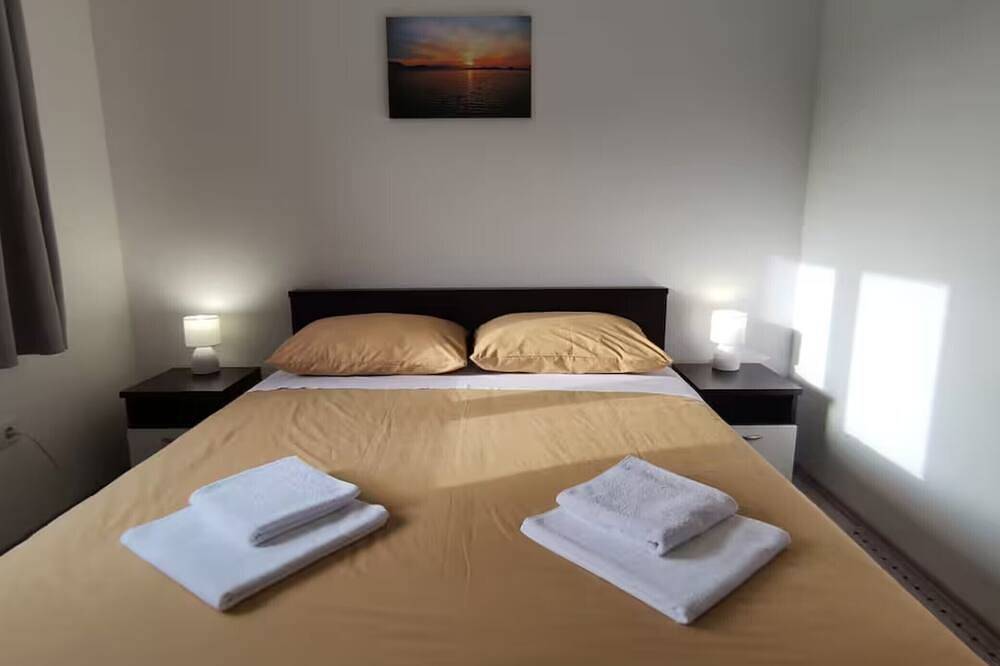 Ganze Wohnung, Two Bedroom Apartment with Balcony and River View in Rogotin, Dubrovnik-Neretva